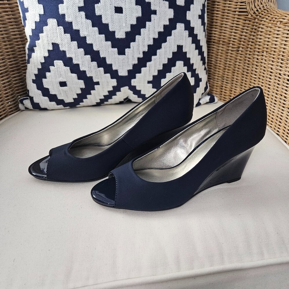 Bandolino Navy "Tufflove" Peep-Toe Wedge Pumps Size 6.5